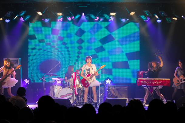 Silent Sirenのライブパフォーマンスの様子。