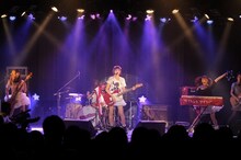 Silent Sirenのライブパフォーマンスの様子。