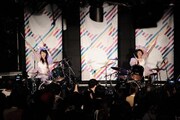 バンドじゃないもん！のライブパフォーマンスの様子。