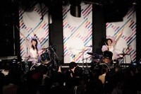 バンドじゃないもん！のライブパフォーマンスの様子。