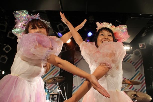 バンドじゃないもん！ライブパフォーマンスの様子。