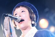 bomiのライブパフォーマンスの様子。