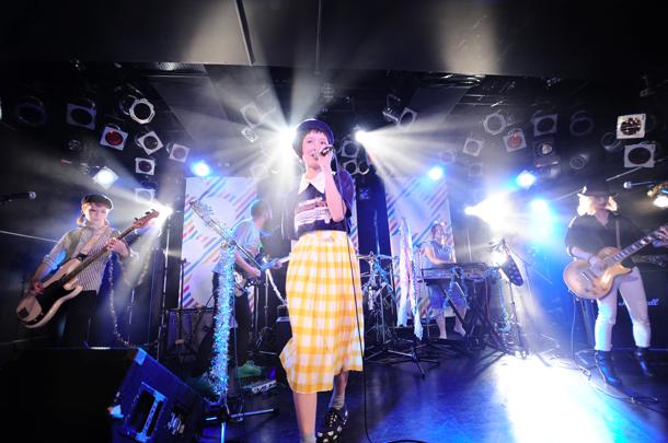 bomiのライブパフォーマンスの様子。