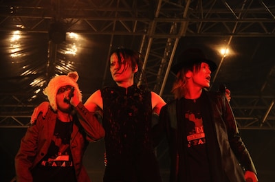 写真はBUCK-TICKの初日アンコール1曲目「iconoclasm」の模様。MERRYのガラ（Vo）とcali≠gariの桜井青（G, Vo）を迎えたトリプルボーカルのパフォーマンス。