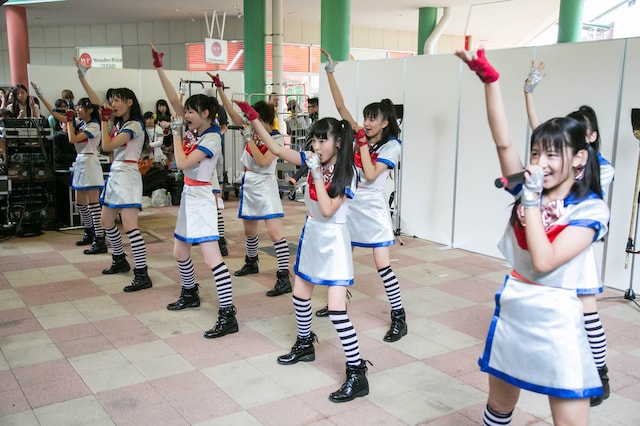 私立恵比寿中学（写真はBIG HOPガーデンモール印西ミニライブの様子）