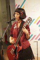 ハナエのライブパフォーマンスの様子。