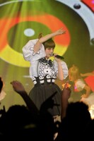 きゃりーぱみゅぱみゅのライブパフォーマンスの様子。