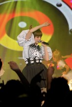 きゃりーぱみゅぱみゅのライブパフォーマンスの様子。