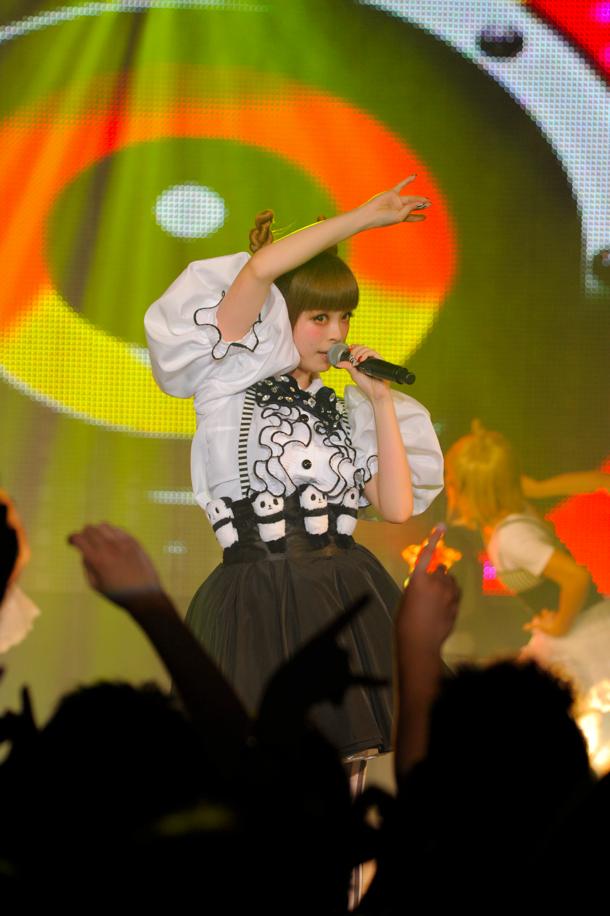 きゃりーぱみゅぱみゅのライブパフォーマンスの様子。