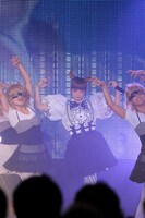 きゃりーぱみゅぱみゅのライブパフォーマンスの様子。