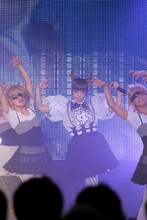 きゃりーぱみゅぱみゅのライブパフォーマンスの様子。