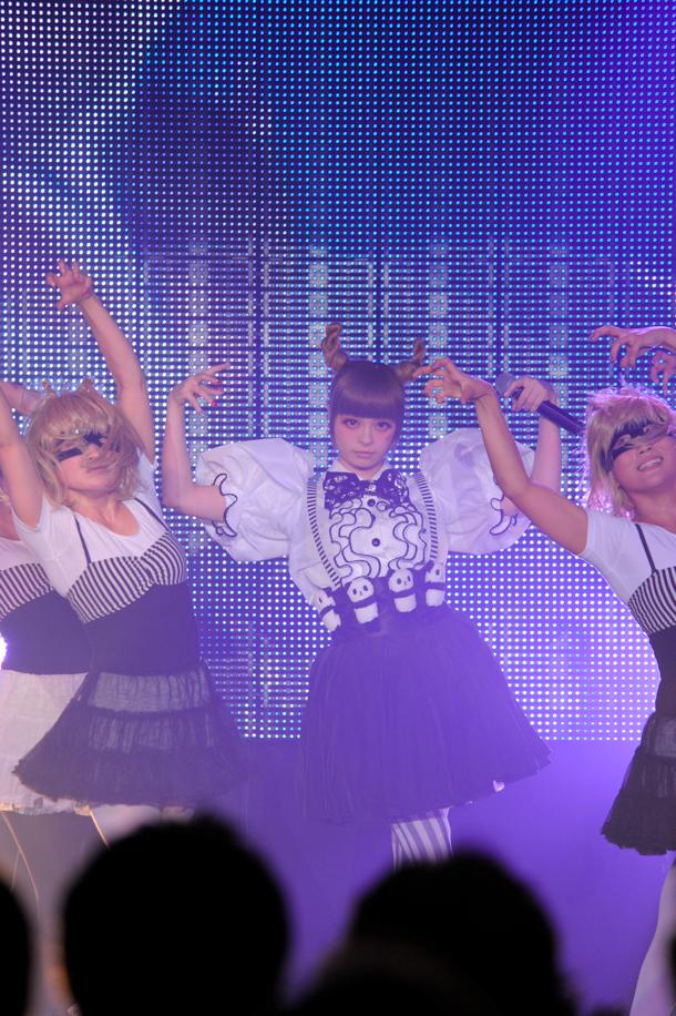 きゃりーぱみゅぱみゅのライブパフォーマンスの様子。