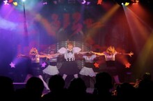 きゃりーぱみゅぱみゅのライブパフォーマンスの様子。