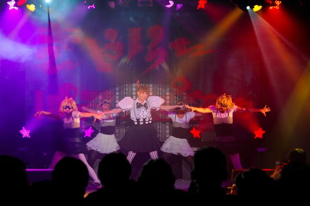きゃりーぱみゅぱみゅのライブパフォーマンスの様子。