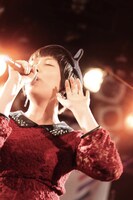 南波志帆のライブパフォーマンスの様子。