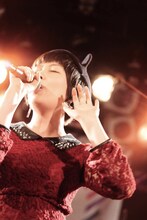 南波志帆のライブパフォーマンスの様子。