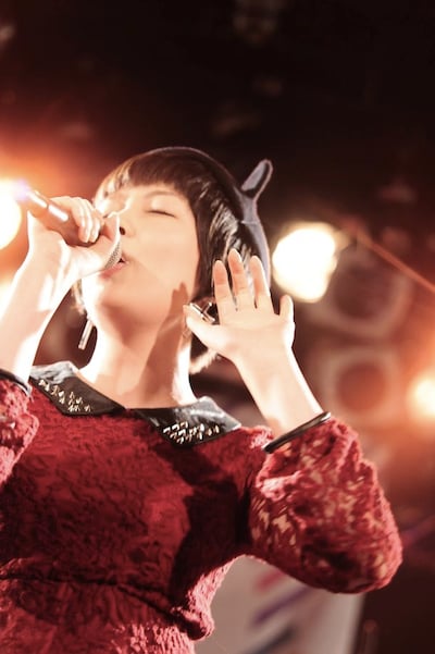 南波志帆のライブパフォーマンスの様子。