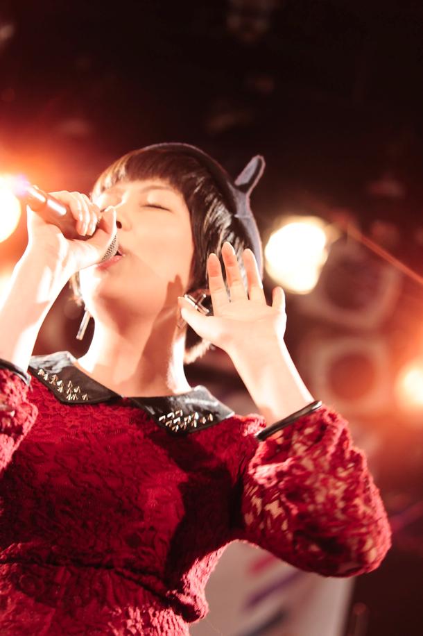 南波志帆のライブパフォーマンスの様子。