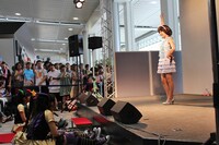 咲良菜緒ソロコーナーでは残る5人のメンバーもステージ手前で応援。