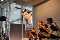 ハイヒール姿でパフォーマンスを披露した咲良菜緒（写真中央）。