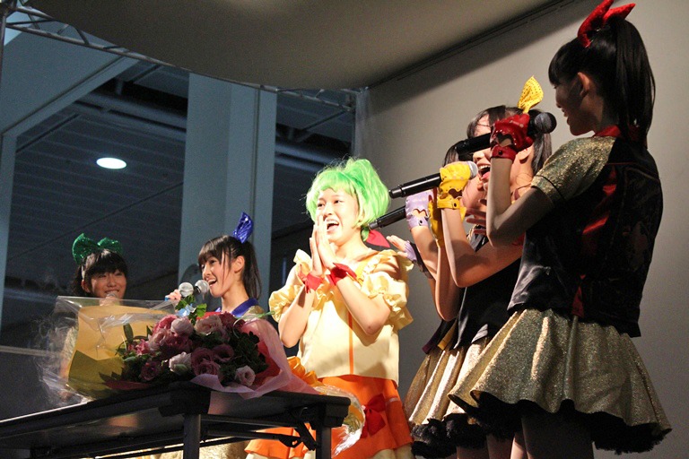 安藤ゆずの誕生日を祝うメンバー。