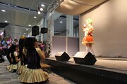 ランカ・リーのコスプレで「私の彼はパイロット」を歌う安藤ゆず。
