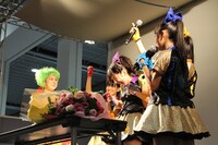 1日に2度顔面ケーキの餌食になった大黒柚姫（写真中央）。