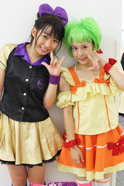 大黒柚姫（写真左）と安藤ゆず（右）。