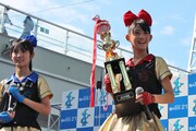 大阪「ロコドルサミット 2012」で獲得した「審査員特別賞」のトロフィーを地元名古屋でお披露目。秋本帆華（写真右）がトロフィーを抱えての集合写真撮影会が実施された。