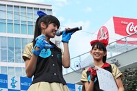 暴露大会で優勝した咲良菜緒（写真左）は「イヤシスくん」の人形をゲット。