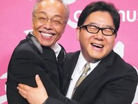 トーク収録時の谷村新司（写真左）と秋元康（右）。