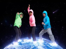 地球三兄弟のアーティスト写真。左からスパ de SKY（YO-KING）、THE EARTH（桜井秀俊）、Oしゃん（奥田民生）。