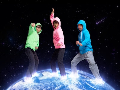地球三兄弟のアーティスト写真。左からスパ de SKY（YO-KING）、THE EARTH（桜井秀俊）、Oしゃん（奥田民生）。