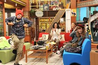 写真は番組のワンシーン。左から明石家さんま、又吉直樹（ピース）、観月ありさ、きゃりーぱみゅぱみゅ。