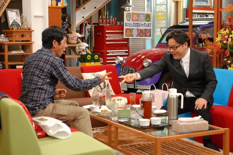 写真は番組のワンシーン。さんま（写真左）とじゃんけんをする秋元康（右）。