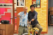 写真は番組のワンシーン。所ジョージ（写真左）が持ち込んだ、ちょっと変わった自転車に苦戦するさんま（右）。