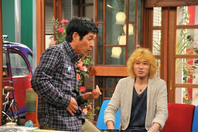 写真は番組のワンシーン。ギターの演奏を真似るさんま（写真左）と斉藤和義（右）。