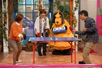 写真は番組のワンシーン。卓球対決をする福原愛（写真左）、浜口京子（中央）、さんま（左）。