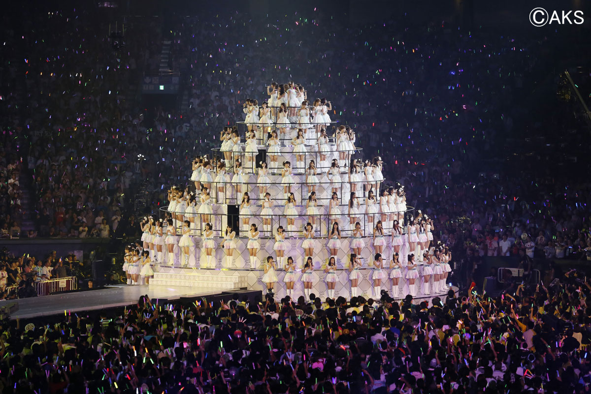 写真は「AKB48 in TOKYO DOME ～1830mの夢～」のワンシーン。