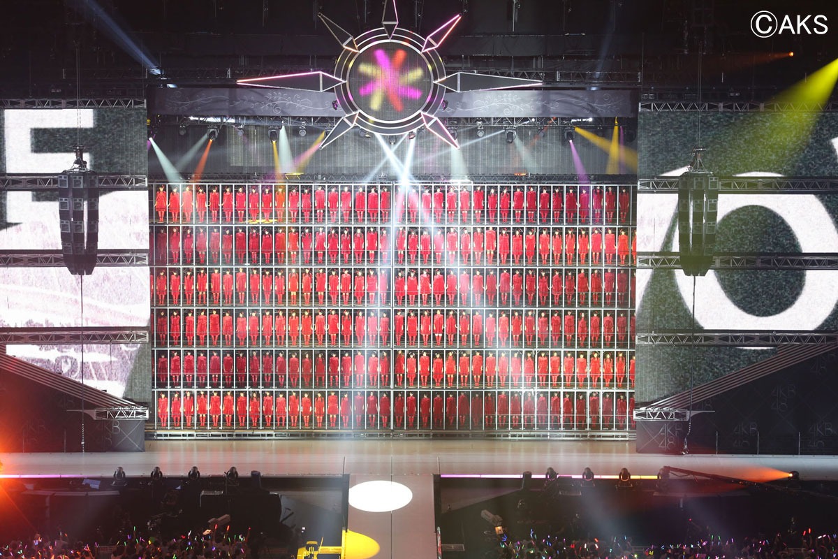 写真は「AKB48 in TOKYO DOME ～1830mの夢～」のワンシーン。