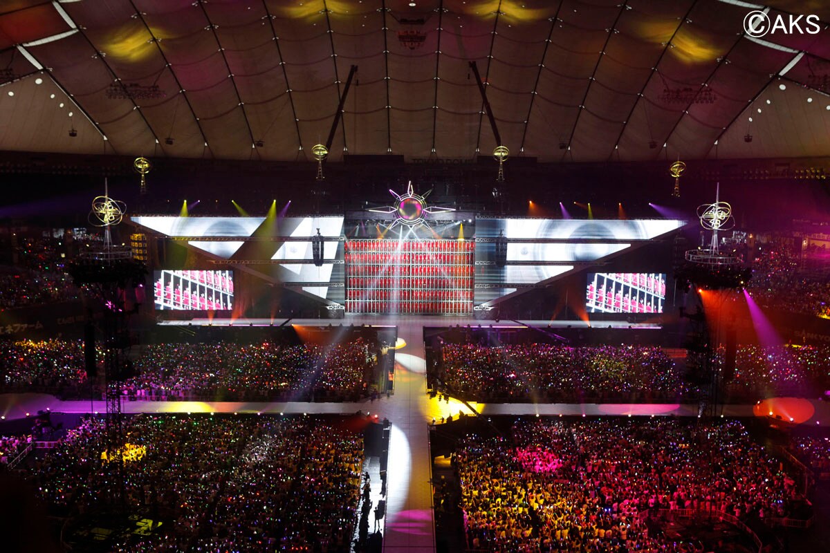 写真は「AKB48 in TOKYO DOME ～1830mの夢～」のワンシーン