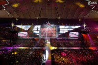 写真は「AKB48 in TOKYO DOME ～1830mの夢～」のワンシーン。