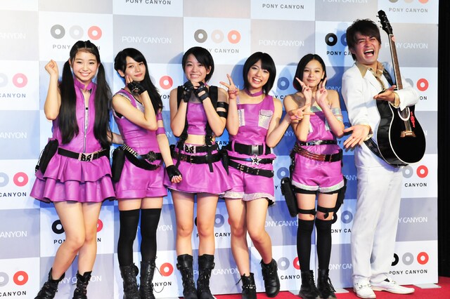 AMEMIYA（写真右）とのフォトセッションに臨んだベイビーレイズ。