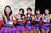 ロゴ入りティッシュを手にしたベイビーレイズ。