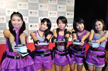 ロゴ入りティッシュを手にしたベイビーレイズ。