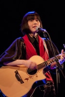 築地本願寺のブディストホールで熱唱する小南泰葉。