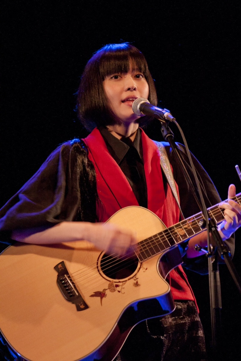 築地本願寺のブディストホールで熱唱する小南泰葉。