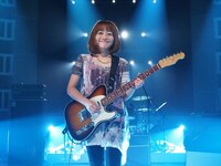 矢井田瞳の収録時のオフショット。