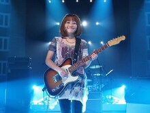 矢井田瞳の収録時のオフショット。