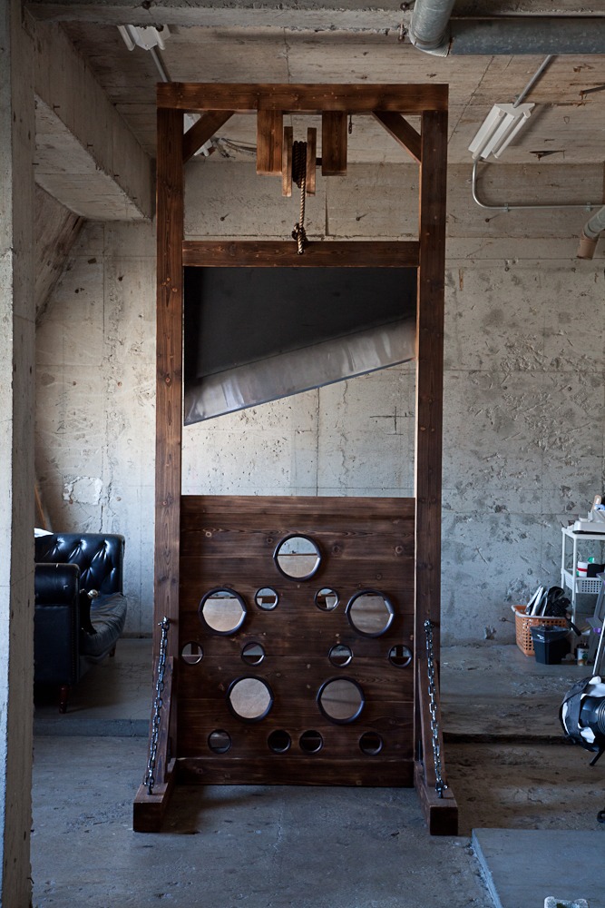 ステージ上に設置されるギロチン台。